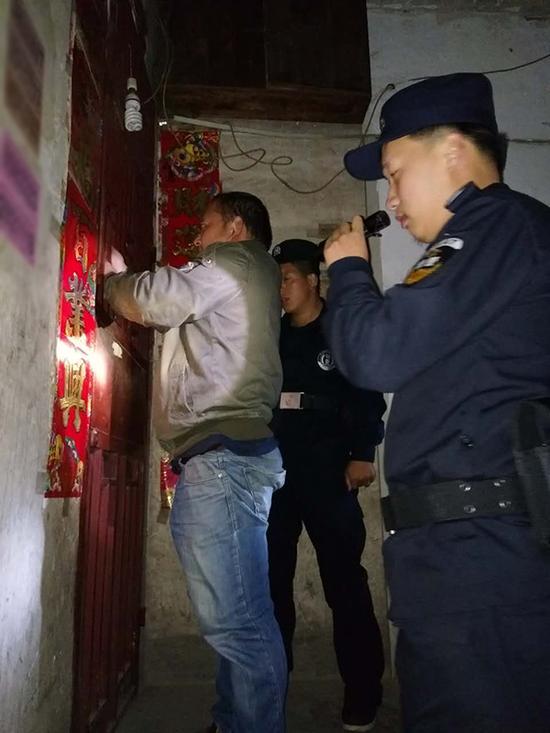 榆林粗心妈妈误将幼女锁家中 民警全城寻开锁师傅开门